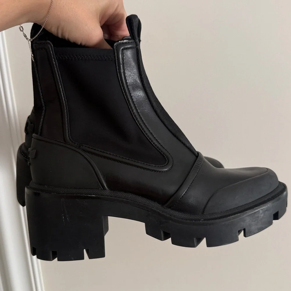 TORY BURCH Chelsea Lug Sole Ankle Boots Sz 8/8.5